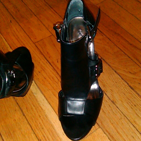 GUESS - Picture 4 of 4